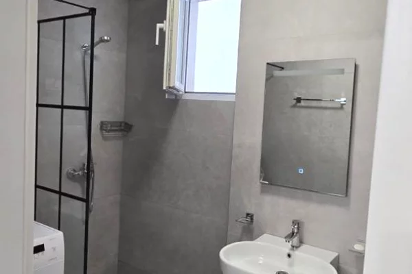 Shtepi me qera Apartament ne Tirane, 2+1, Mobilimi E mobiluar, Pagesa 650  Euro.