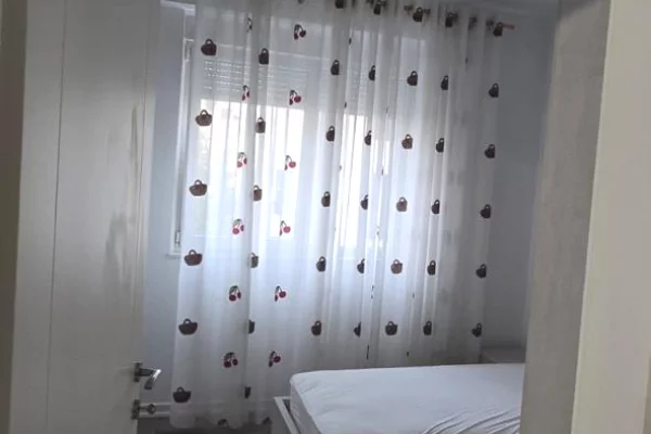 Shtepi me qera Apartament ne Tirane, 2+1, Mobilimi E mobiluar, Pagesa 650  Euro.