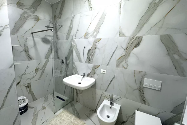 Shtepi me qera Apartament ne Tirane, 2+1, Mobilimi E mobiluar, Pagesa 599  Euro.