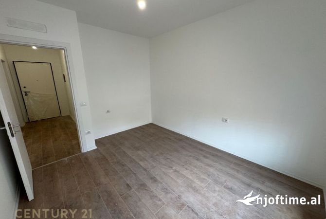 Ambiente Commerciale in Affitto 3+1 a Tirana - 700 Euro