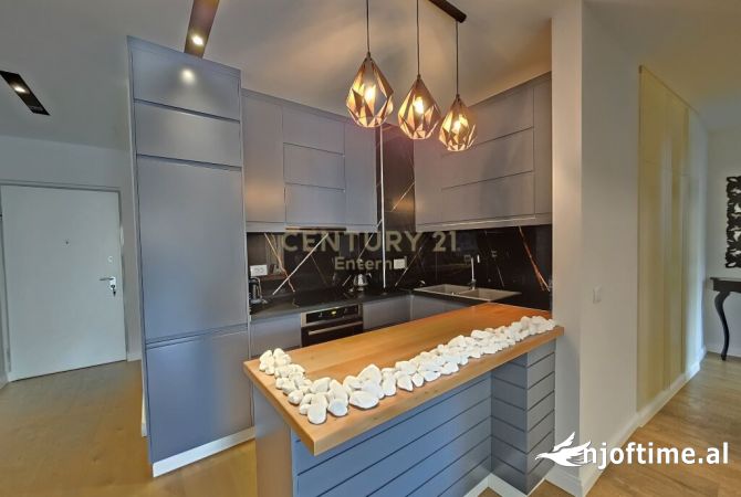 Ambiente Commerciale in Affitto 3+1 a Tirana - 2,000 Euro