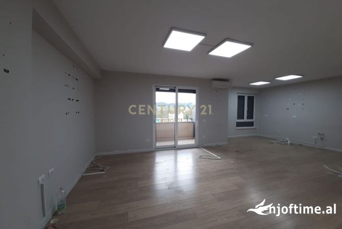 Ambiente Commerciale in Affitto 3+1 a Tirana - 2,500 Euro