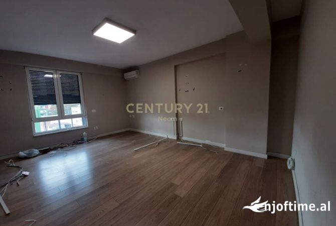 Ambiente Commerciale in Affitto 3+1 a Tirana - 2,500 Euro
