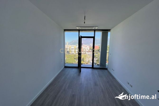 Ambiente Commerciale in Affitto 3+1 a Tirana - 1,300 Euro