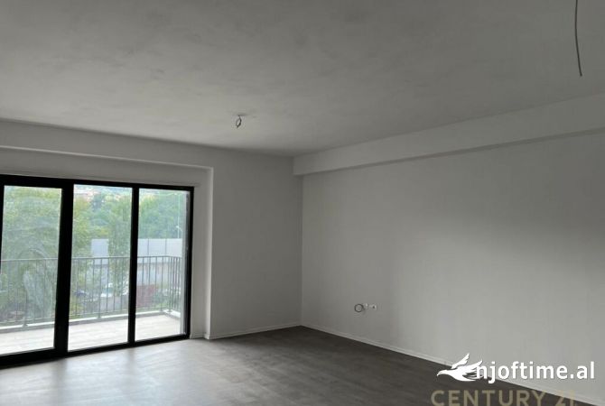 Ambiente Commerciale in Affitto 3+1 a Tirana - 600 Euro