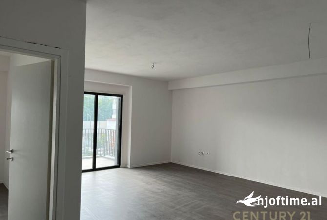 Ambiente Commerciale in Affitto 3+1 a Tirana - 600 Euro