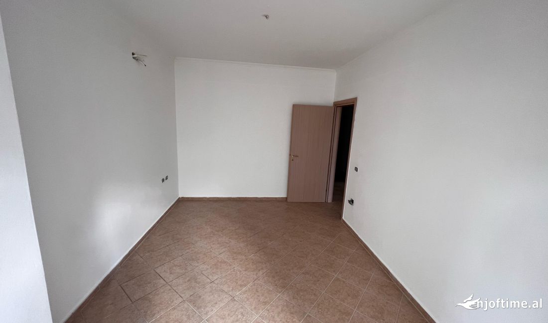 Shtepi ne shitje Apartament ne Tirane, 2+1, Mobilimi Bosh, pa mobiluar, Pagesa 215,000  Euro.