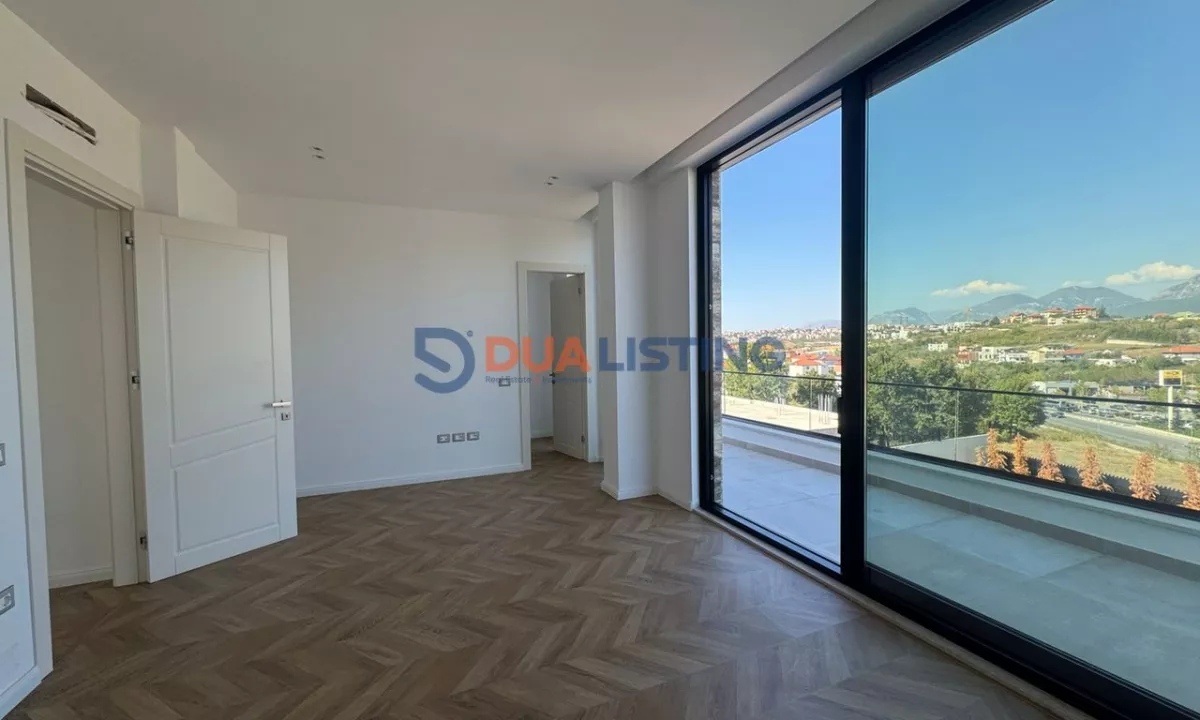 Villa di lusso in vendita a Tirana 4+1, Vuoto