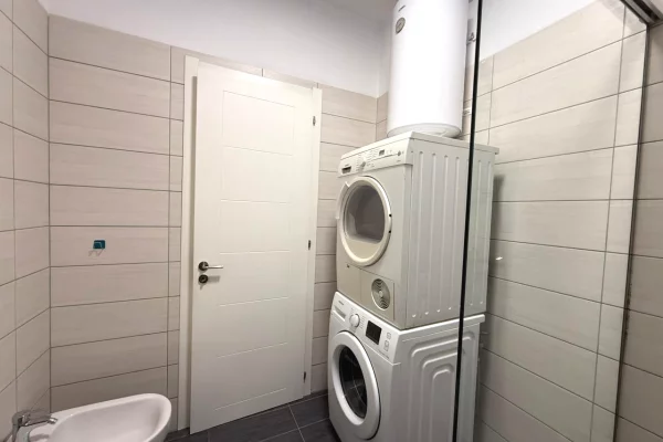 Shtepi ne shitje Apartament ne Tirane, 2+1, Mobilimi E mobiluar, Pagesa 180,000  Euro.