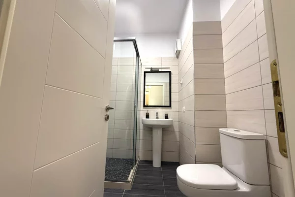 Shtepi ne shitje Apartament ne Tirane, 2+1, Mobilimi E mobiluar, Pagesa 180,000  Euro.