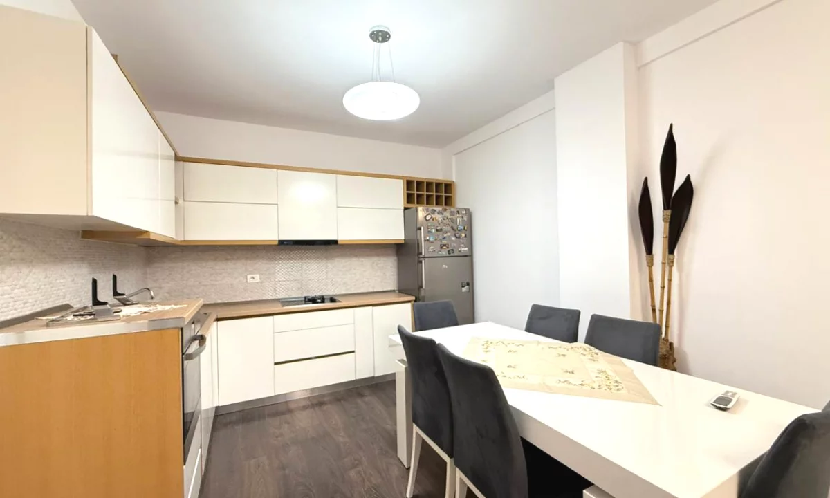 Shtepi ne shitje Apartament ne Tirane, 2+1, Mobilimi E mobiluar, Pagesa 180,000  Euro.