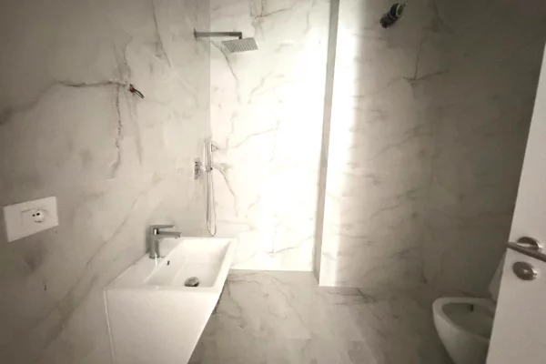 Shtepi ne shitje Apartament ne Tirane, 3+1, Mobilimi Bosh, pa mobiluar, Pagesa 139,900  Euro.