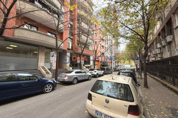 Jepet me qira Ambient Komercial open space + 2 Poste parkimi prane RTSH!