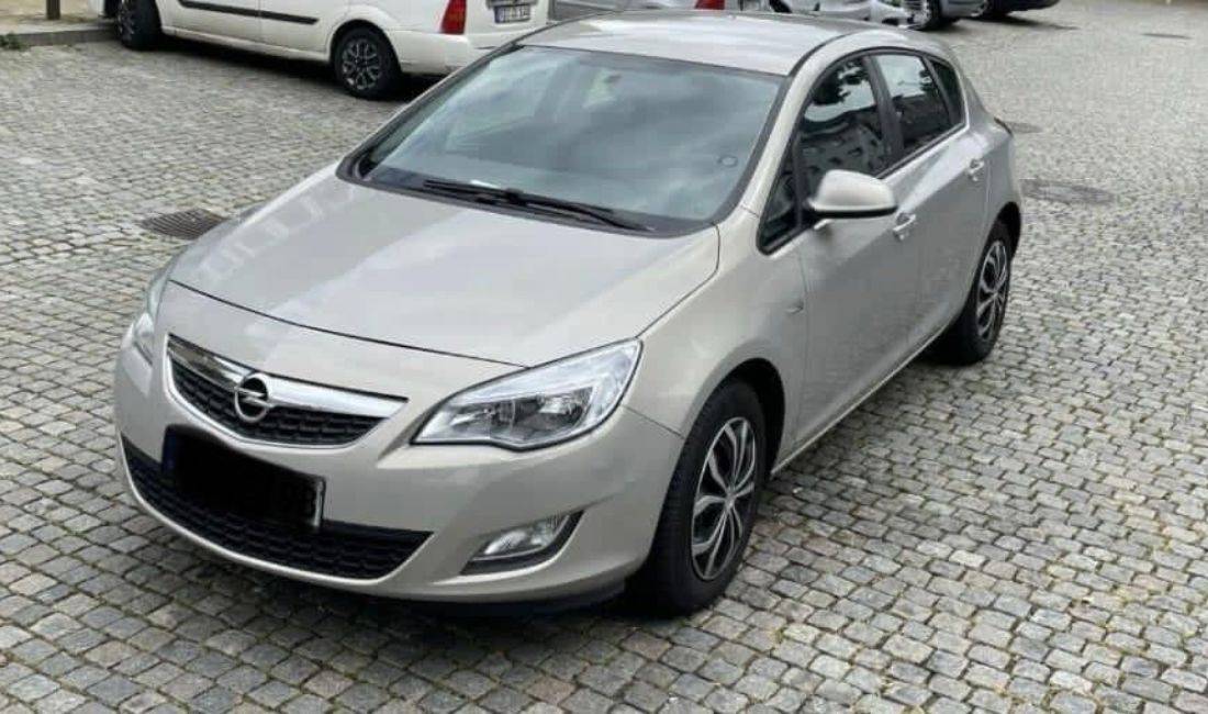 Jepet Makina Opel Astra  Me Qera Duke Filluar Nga 30 Euro Dita