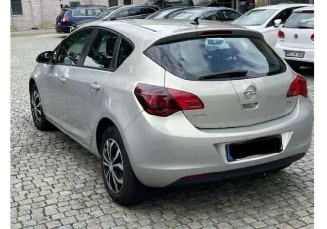 Jepet Makina Opel Astra  Me Qera Duke Filluar Nga 30 Euro Dita