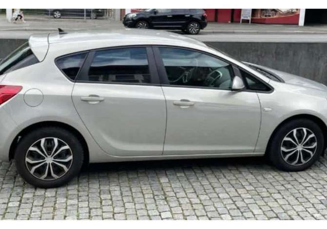Jepet Makina Opel Astra  Me Qera Duke Filluar Nga 30 Euro Dita