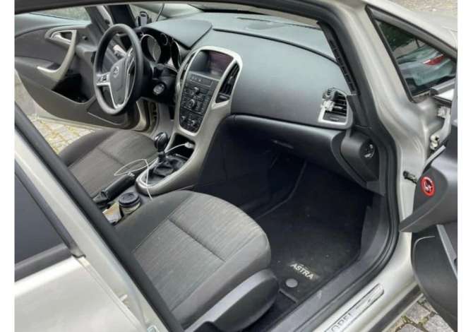 Jepet Makina Opel Astra  Me Qera Duke Filluar Nga 30 Euro Dita