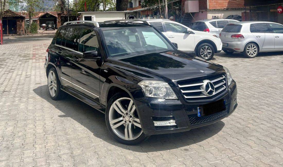 Jepet me qera Makina Mercedes Benz GLK220  duke filluar nga 60 euro dita
