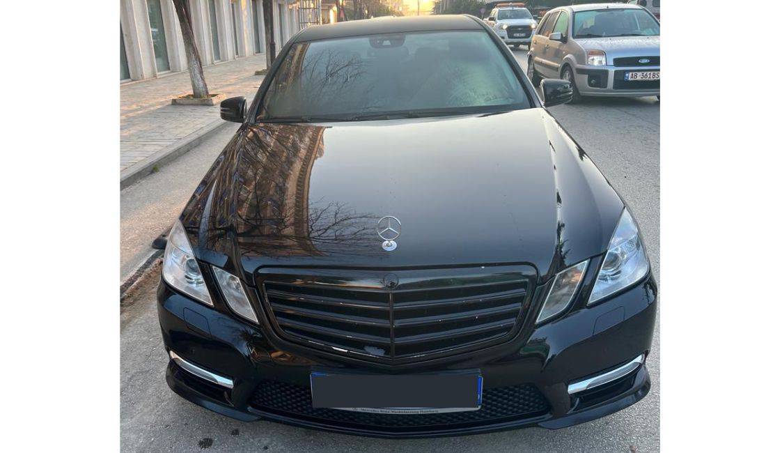 Jepet me qera makina Mercedes Benz E250  duke filluar nga 45 euro dita
