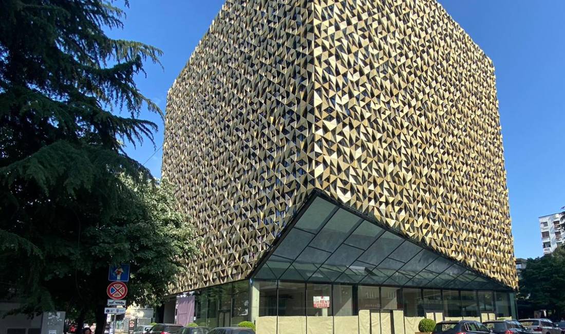 JEPET ME QIRA AMBIENT BIZNESI TE RAINBOW CENTER, BLLOK