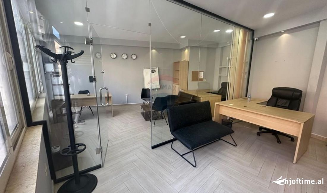 AMBIENT KOMERCIAL PER QIRA NE QENDER!