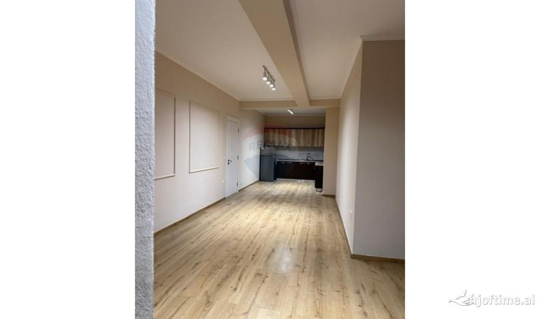 Apartament per qira 2+1 tek Komuna e Parisit!