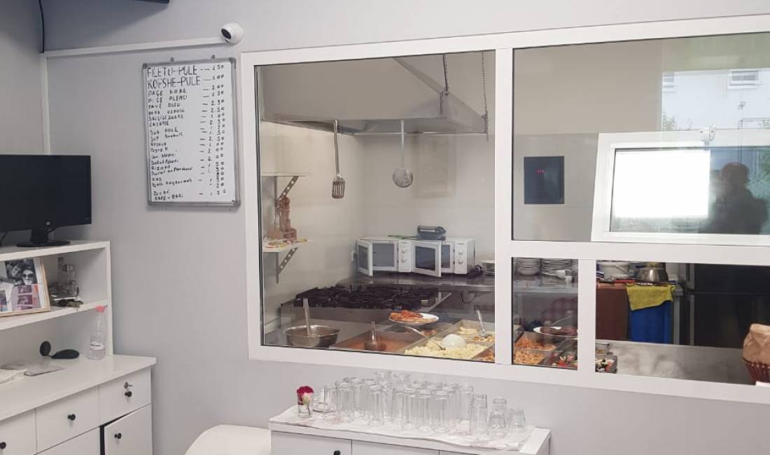 Jepet me qera ambient gati per pune e investuar me te gjitha ,per  mense etj  Kati 0  400 euro 