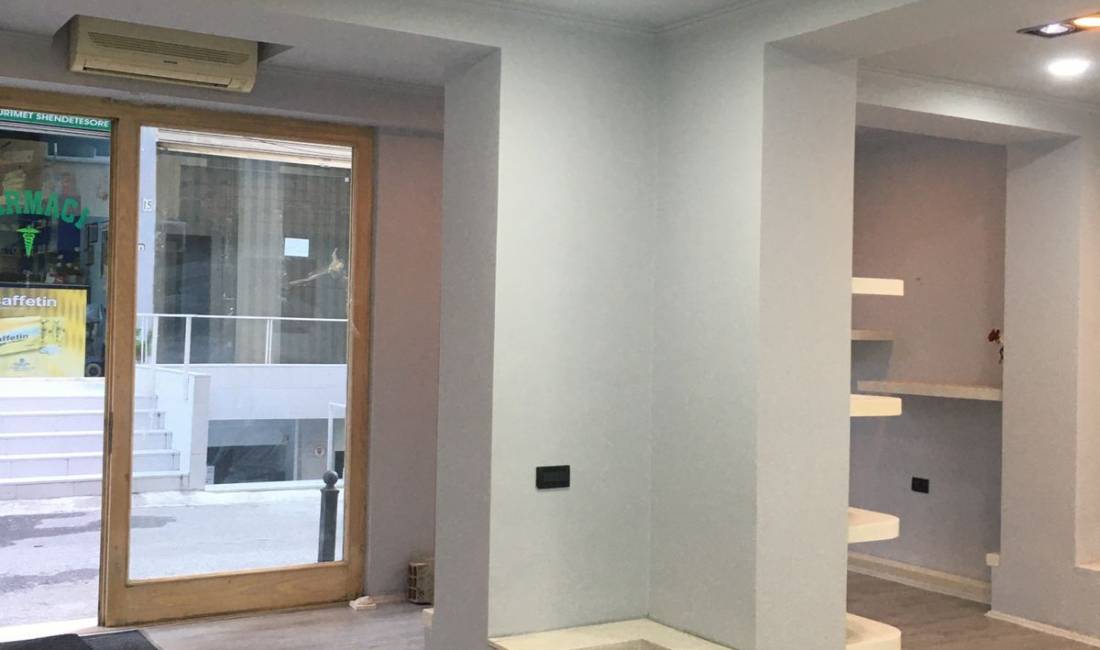 Jepet me qera dyqan ne zonen e Bllokut.