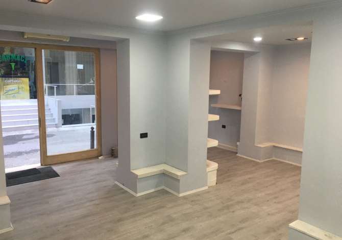 Jepet me qera dyqan ne zonen e Bllokut.