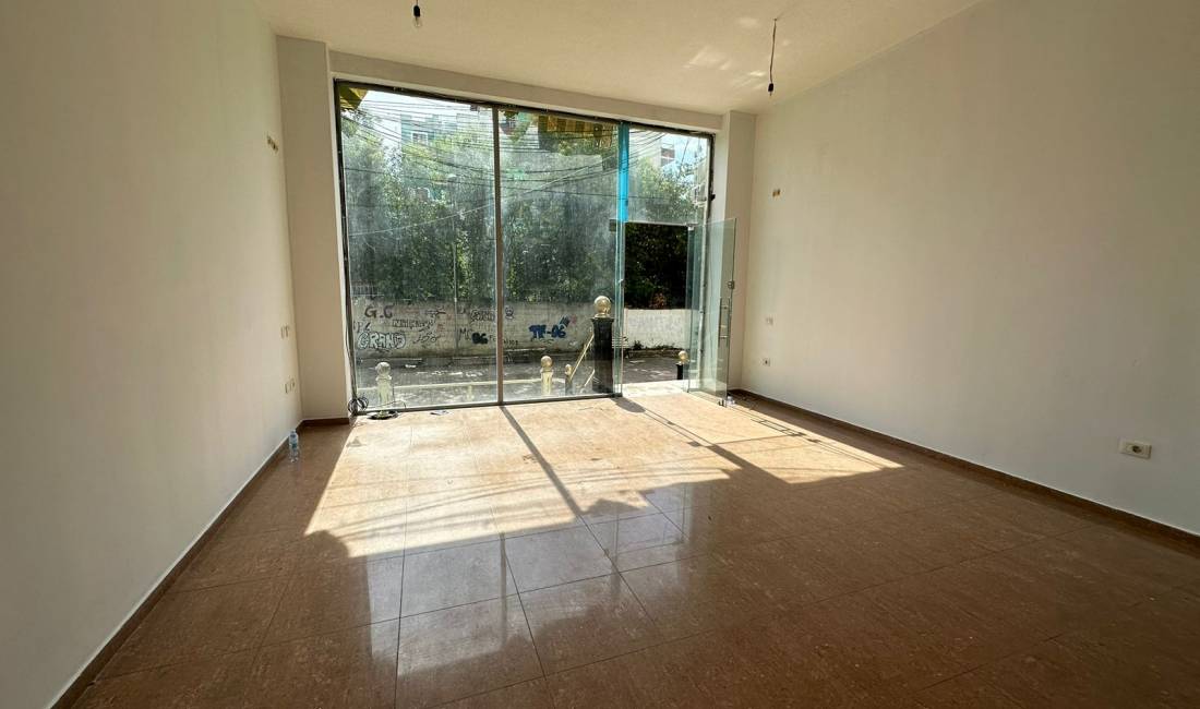 Shitet ambjent te Kompleksi ''Mihal Grameno''.