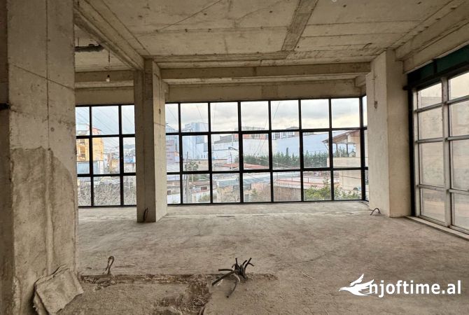 Ambiente Commerciale in Affitto 1+1 a Tirana - 2,000 Euro