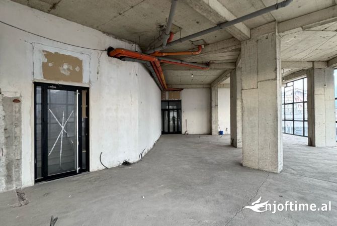 Ambiente Commerciale in Affitto 1+1 a Tirana - 2,000 Euro