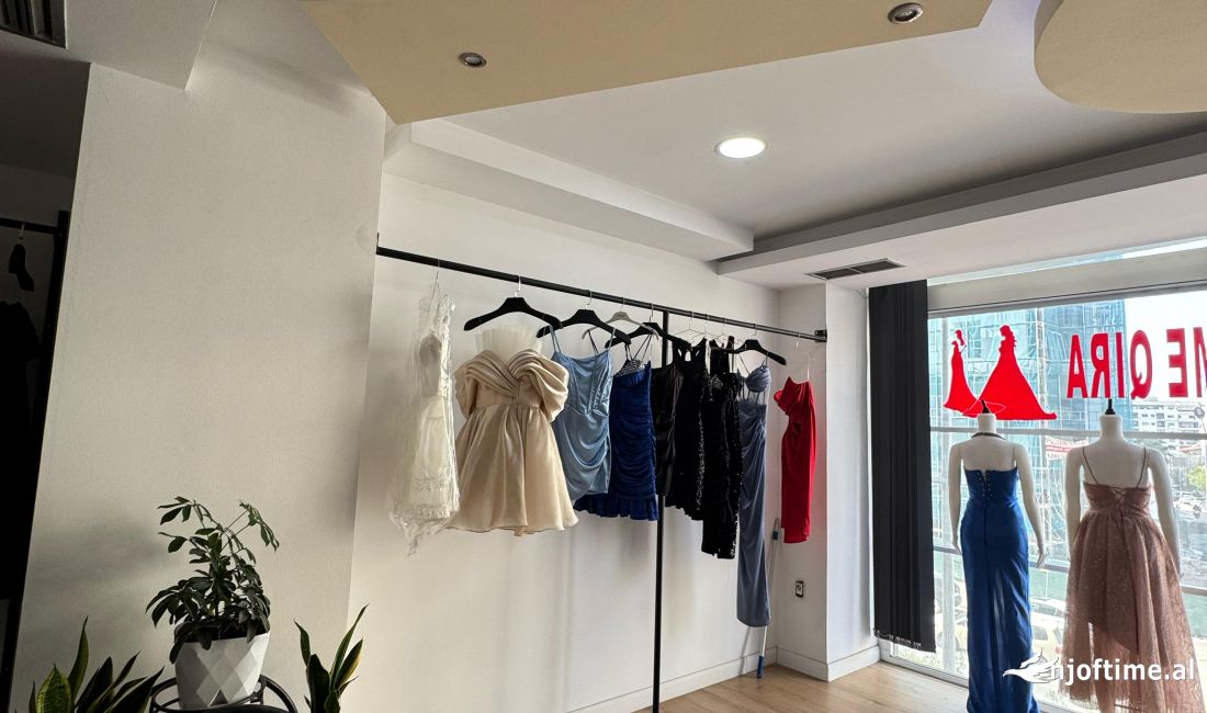 Jepet ambjent per zhvillim biznesi me qera Astir buze rruge.