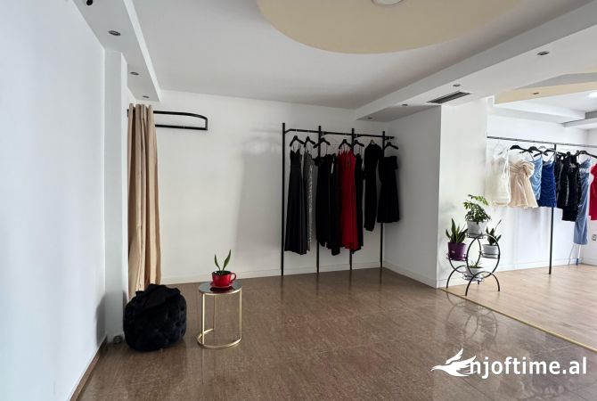 Ambiente Commerciale in Affitto 1+1 a Tirana - 700 Euro