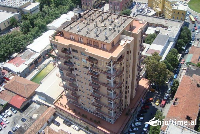 Ambiente Commerciale in Affitto 3+1 a Tirana - 2,000 Euro