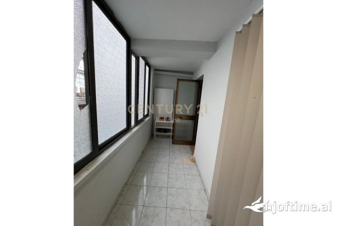 Ambiente Commerciale in Affitto 3+1 a Tirana - 790 Euro