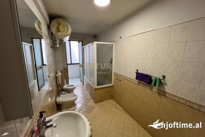 Ambiente Commerciale in Affitto 3+1 a Tirana - 790 Euro