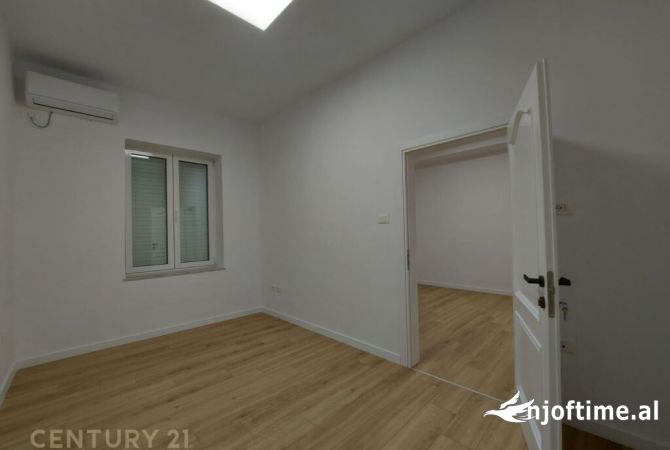 Ambiente Commerciale in Affitto 3+1 a Tirana - 900 Euro