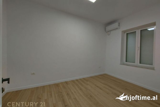 Ambiente Commerciale in Affitto 3+1 a Tirana - 900 Euro