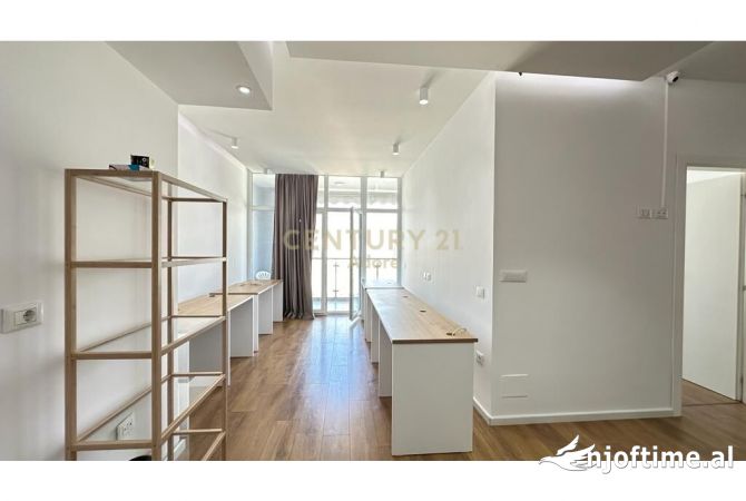 Ambiente Commerciale in Affitto 3+1 a Tirana - 800 Euro