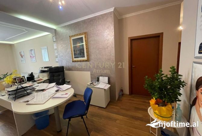 Ambiente Commerciale in Affitto 3+1 a Tirana - 1,500 Euro