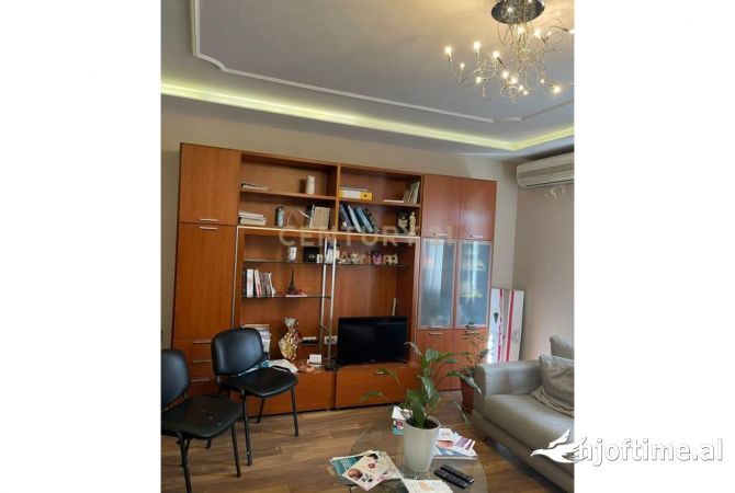 Ambiente Commerciale in Affitto 3+1 a Tirana - 1,500 Euro