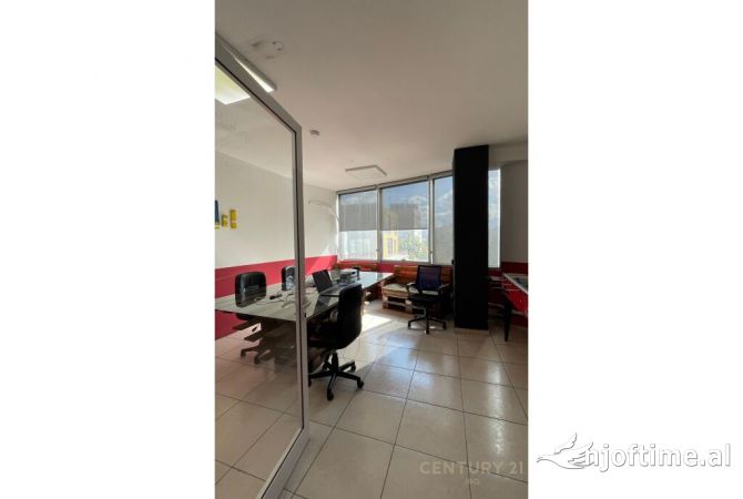 Jepet me qira ambient per zyra tek Usluga, Stacioni i Trenit!