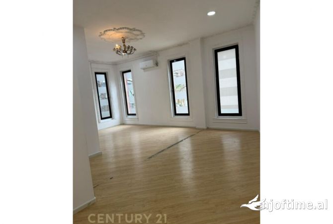 Ambiente Commerciale in Affitto 3+1 a Tirana - 1,500 Euro