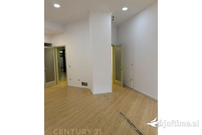 Ambiente Commerciale in Affitto 3+1 a Tirana - 1,500 Euro