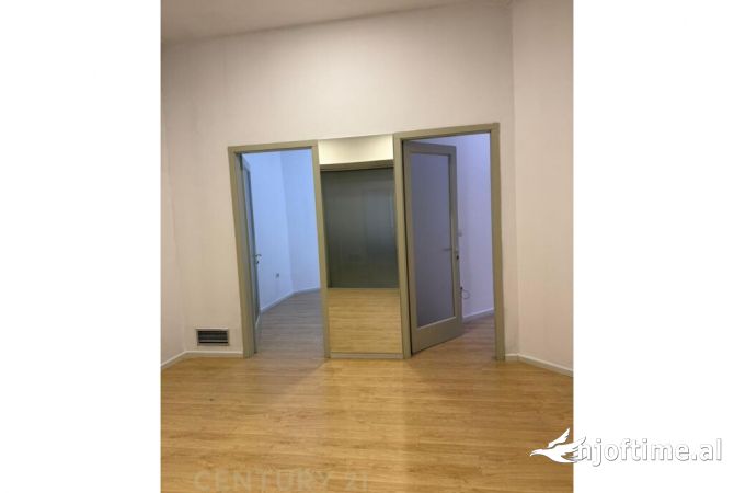 Ambiente Commerciale in Affitto 3+1 a Tirana - 1,500 Euro