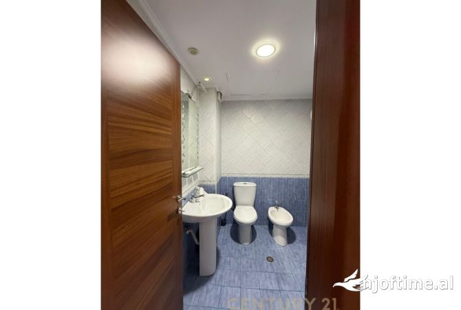 Ambiente Commerciale in Affitto 3+1 a Tirana - 2,600 Euro