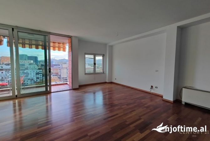 Ambiente Commerciale in Affitto 3+1 a Tirana - 2,200 Euro