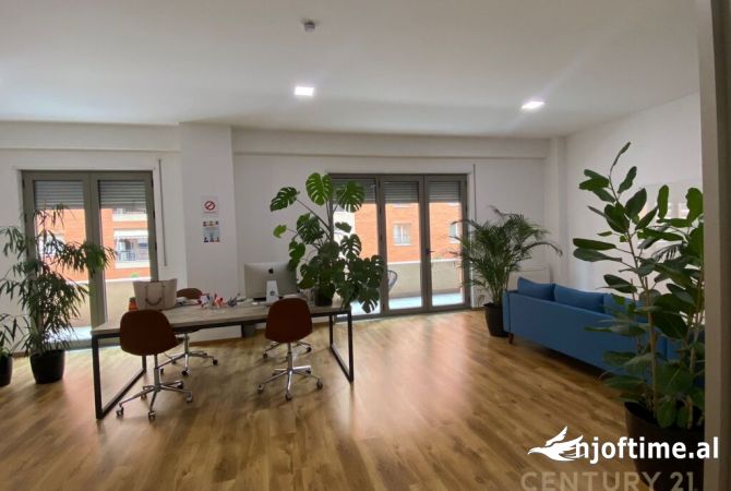 Ambiente Commerciale in Affitto 3+1 a Tirana - 3,500 Euro
