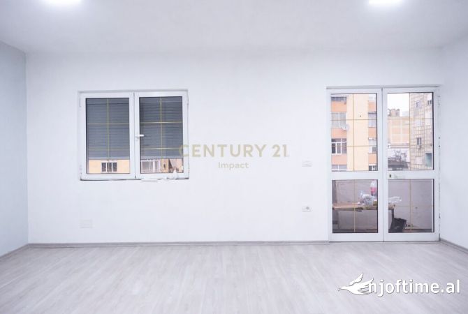 Ambiente Commerciale in Affitto 3+1 a Tirana - 1,000 Euro